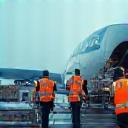 空港で荷物を積み込む様子